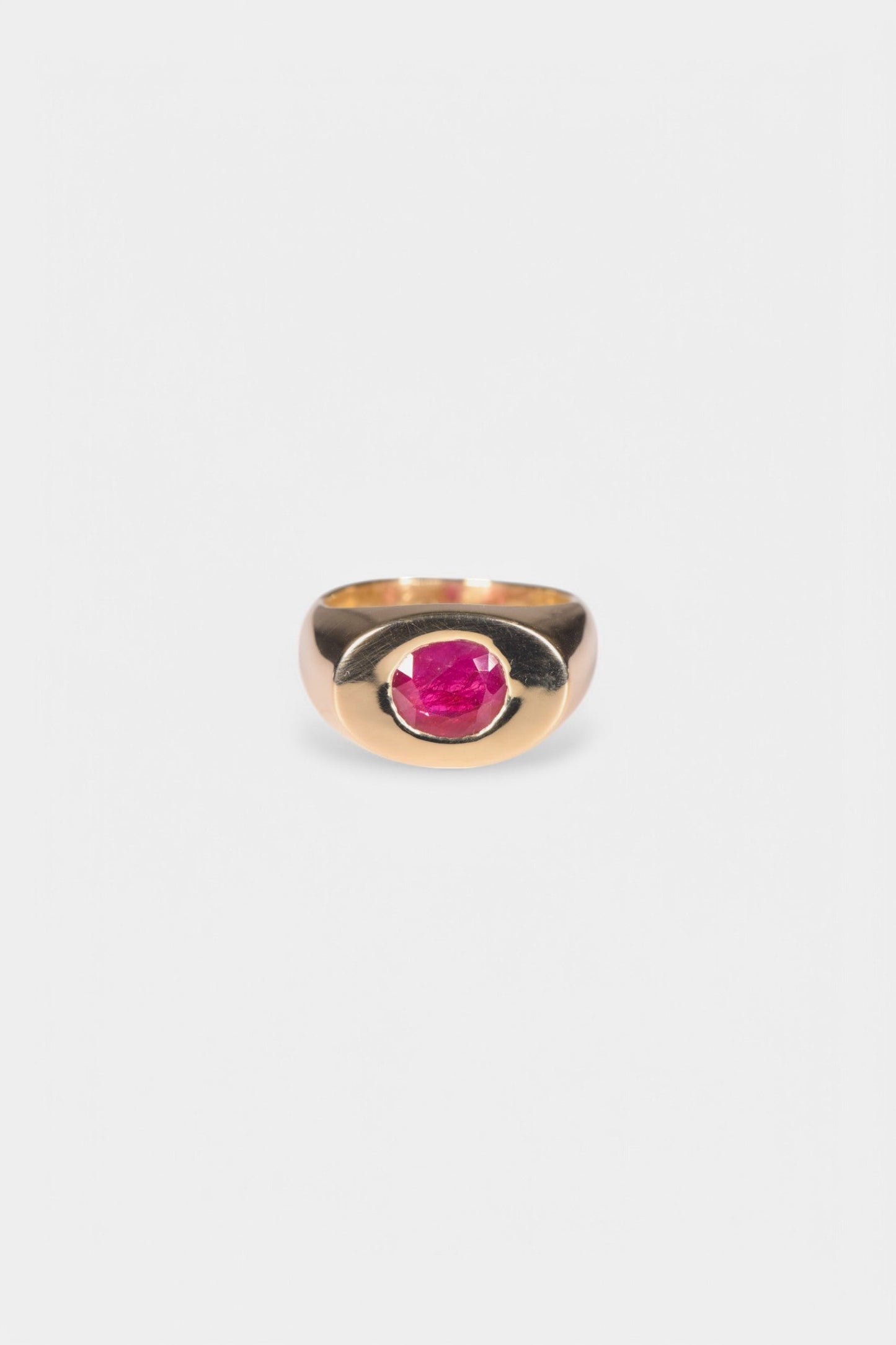 Rye Ring
solid 9 karat yellow gold with all natural stones: oval cut ruby.