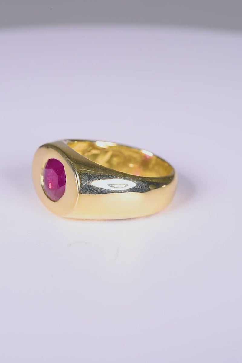 Rye Ring
solid 9 karat yellow gold with all natural stones: oval cut ruby.